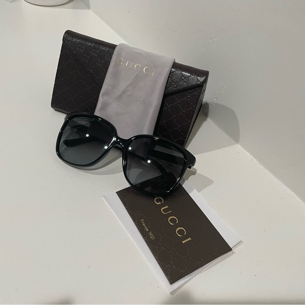 Gucci Sunglasses- case/dust cloth and authenticity papers included.